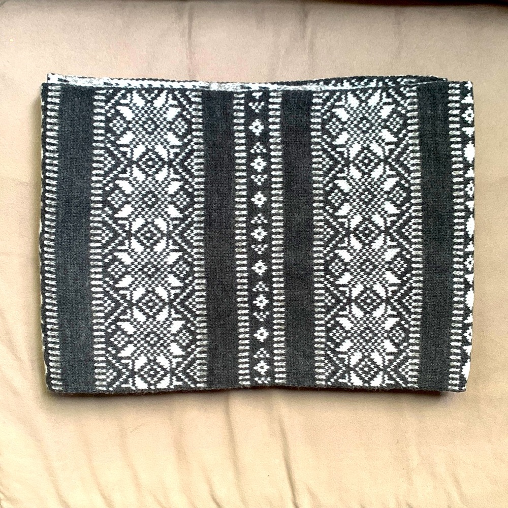 2/$25 Old Navy Charcoal Gray Fair Aisle Snowflake Scarf
